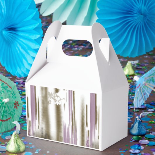 雪の間に囲まれた自然のままの湖 – キャップ山 フェイバーボックス (パーティー)