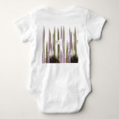 雪の間に囲まれた自然のままの湖 – キャップ山 ベビーボディスーツ (裏面)