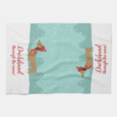 雪の降るクリスマスハンドタオルを通るダックスフント キッチンタオル (横)