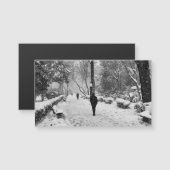 雪の降る冬の日に公園にいる人々 (正面/裏面)