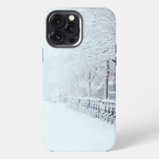 雪の降る冬の道  iPhoneケース (裏面)