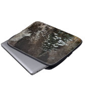 雪の降る平和なウッドランドのコンピュータケース ラップトップスリーブ (正面下部)