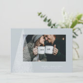 雪の降る現代的なクリスマスツリーのホリデー写真カード シーズンカード (スタンド正面)