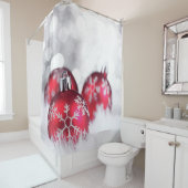 雪の降る赤いクリスマスボール シャワーカーテン (インサイチュ)