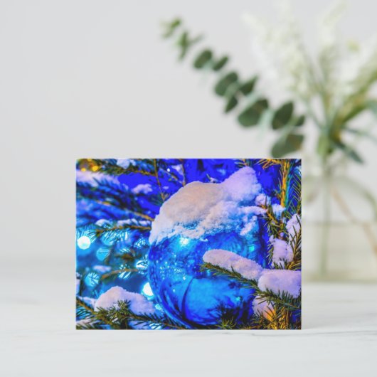 雪の青いクリスマスボール ポストカード (スタンド正面)