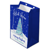 雪の青クリスマスツリーの休日 ミディアムペーパーバッグ (正面アングル)