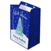 雪の青クリスマスツリーの休日 ミディアムペーパーバッグ (裏面アングル)