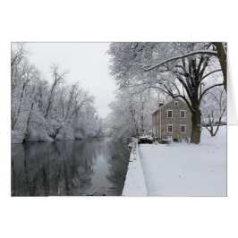 雪の静かな水に沿うまだ家