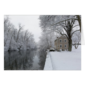 雪の静かな水に沿うまだ家