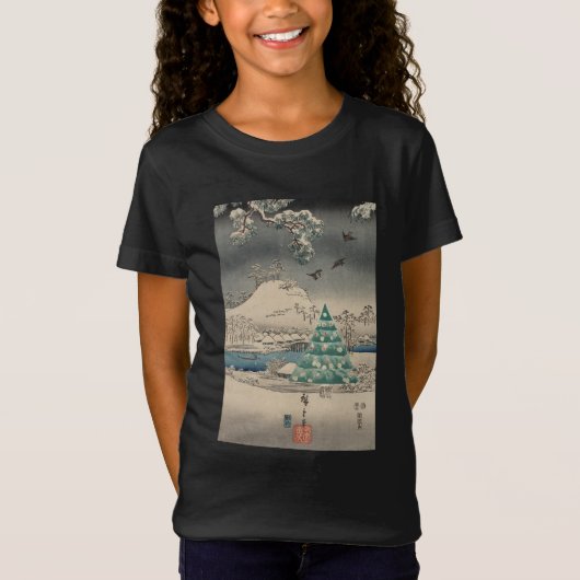雪の風景の中のクリスマスツリー Tシャツ (正面)