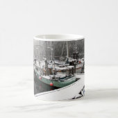 雪の魚釣りボート – キャプテンズマグ コーヒーマグカップ (中央)