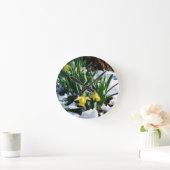 雪の黄色いラッパスイセンの花 ラウンド壁時計 (ホーム)