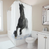 雪の黒いフリシアの馬 シャワーカーテン (インサイチュ)