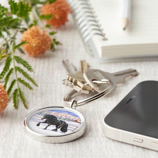 雪の黒い荷車を引くフリシアの馬 キーホルダー (側面)