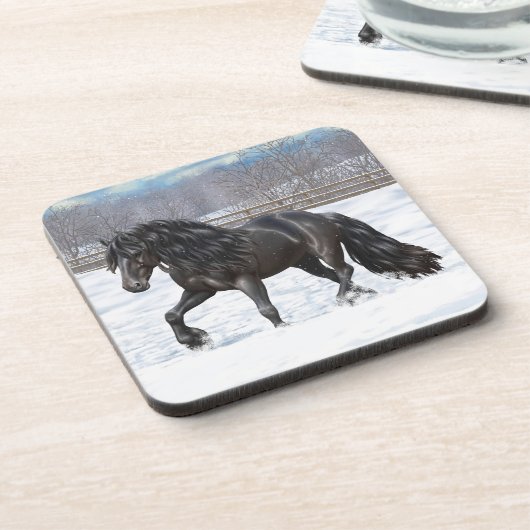 雪の黒い荷車を引くフリシアの馬 コースター (左側)