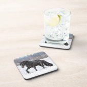 雪の黒い荷車を引くフリシアの馬 コースター (右側)