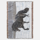 雪の黒い荷車を引くフリシアの馬 スローブランケット (正面縦)