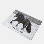 雪の黒い荷車を引くフリシアの馬 ドアマット (アングル)