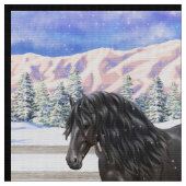 雪の黒い荷車を引くフリシアの馬 ファブリック (クローズアップ)