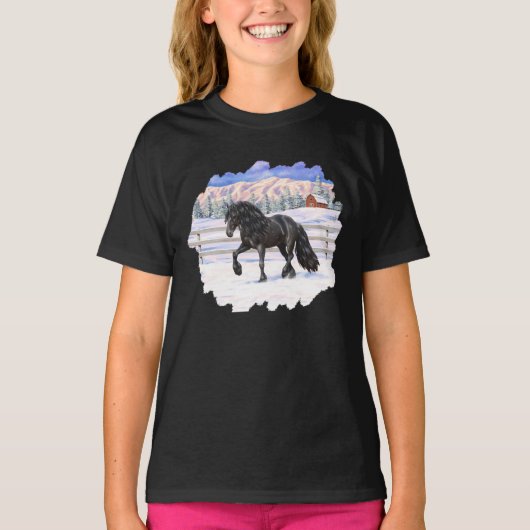 雪の黒い荷車を引くフリシアの馬 Tシャツ (正面)