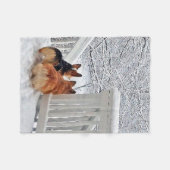 雪の2匹のコーギー フリースブランケット (正面(横))