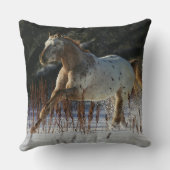 雪のAppaloosaの馬のランニング クッション (裏面)