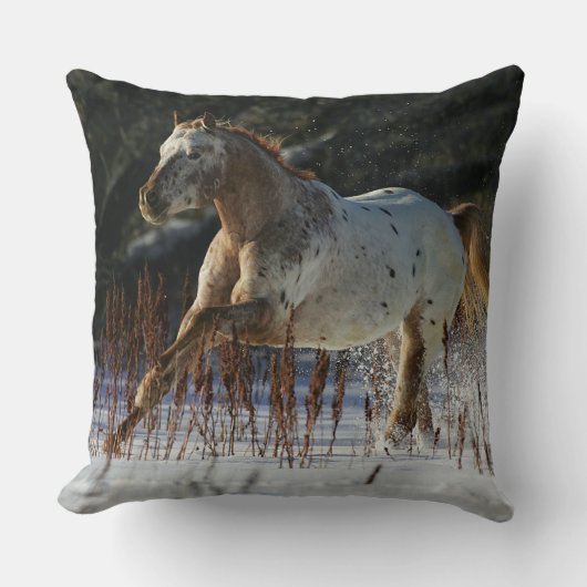 雪のAppaloosaの馬のランニング クッション (正面)