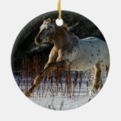 雪のAppaloosaの馬のランニング セラミックオーナメント (裏面)