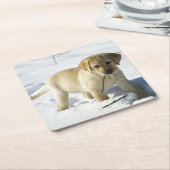 雪のLRイエロー・ラブラドール・レトリーバー子犬 スクエアペーパーコースター (アングル)