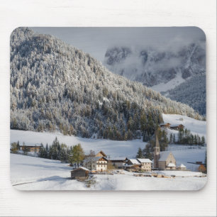 雪のmousepadの小さい高山の村 マウスパッド