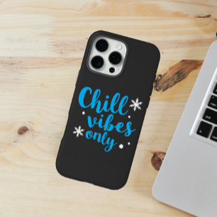 雪はっきりした雪の青い「Chill vibes only」 iPhone 16 Pro Maxケース
