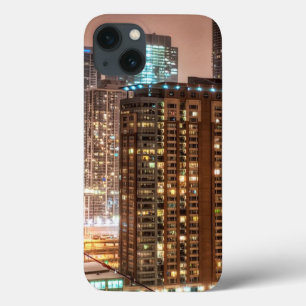 雪はシカゴの夕べにスカイラインに落ちます iPhone 13ケース