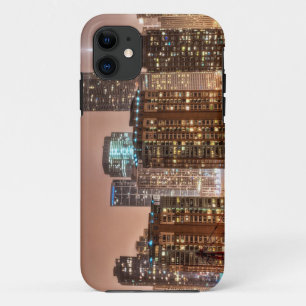 雪はシカゴの夕べにスカイラインに落ちます iPhone 11 ケース