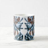 雪は松の枝、針やコーンを覆った コーヒーマグカップ (中央)