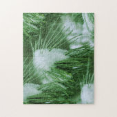 雪や氷の冬の松の葉 ジグソーパズル (縦)