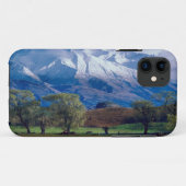 雪をかぶったハリスの下で羊が放牧されている Case-Mate iPhoneケース (裏面(横))