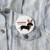 雪を介してダックスシュントかわいいドキシトインデアードッグ 缶バッジ (インサイチュ)