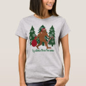 雪を通したサンタSquatchのクリスマスSquatchin Tシャツ (正面)