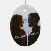 雪を降らせよう私たちの最初のクリスマスブルー セラミックオーナメント (正面)