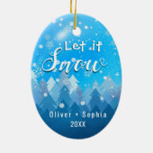 雪を降らせよう私たちの最初のクリスマスブルー セラミックオーナメント (裏面)