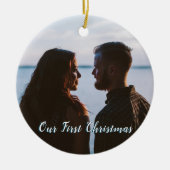 雪を降らせよう私たちの最初のクリスマスブルー セラミックオーナメント (正面)