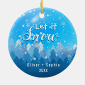 雪を降らせよう私たちの最初のクリスマスブルー セラミックオーナメント (裏面)