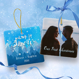 雪を降らせよう私たちの最初のクリスマスブルー セラミックオーナメント