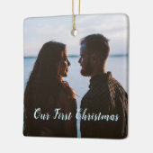 雪を降らせよう私たちの最初のクリスマスブルー セラミックオーナメント (左)