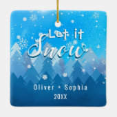 雪を降らせよう私たちの最初のクリスマスブルー セラミックオーナメント (裏面)