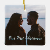 雪を降らせよう私たちの最初のクリスマスブルー セラミックオーナメント (正面)