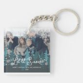 雪を降らせる |雪の松の木のクリスマスフォト キーホルダー (裏面)