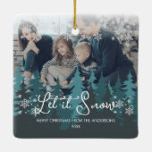 雪を降らせる |雪の松の木のクリスマスフォト セラミックオーナメント (裏面)