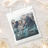 雪を降らせる |雪の松の木のクリスマスフォト フェイバーバッグ (クリップ留めされた状態)