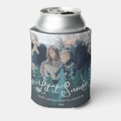 雪を降らせる |雪の松の木のクリスマスフォト 缶クーラー (缶裏面)